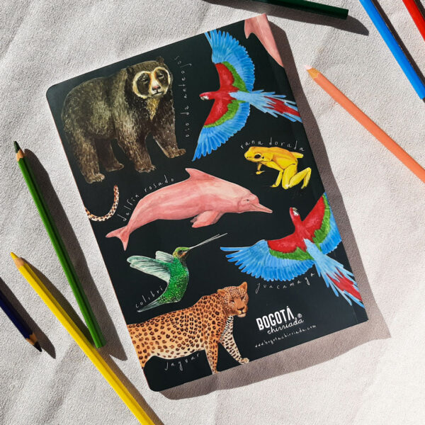 Reverso de cuaderno ilustrado de la fauna de Colombia